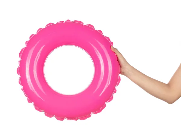 Ruční držení gumově růžový plavecký prsten izolované na bílém ba — Stock fotografie