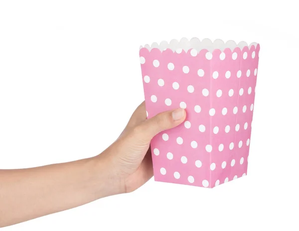 Hand holding Popcorn papieren doos geïsoleerd op witte achtergrond — Stockfoto