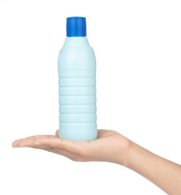 Deterjan ya da yer temizleyicisi için plastik şişeyi tutan el.