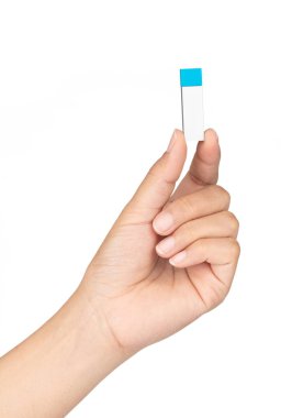 El ele tutuşan USB flaş bellek beyaz bir arkaplanda izole. 