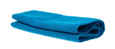 Mavi havlu beyaz arkaplanda izole edilmiş..