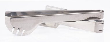 Beyaz arka plan üzerinde izole gıda maşa.