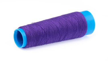 beyaz arkaplanda izole edilmiş mor iplik makarası