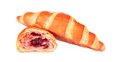 Çilek reçelli dilimlenmiş kruvasan, beyaz bir grupta izole edilmiş.