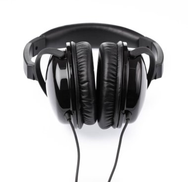 Beyaz arkaplanda izole kulaklıklar