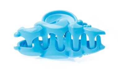 Beyaz arkaplanda izole edilmiş plastik saç tokası