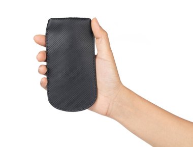 El ele tutuşan cep telefonu kutusu beyaz arkaplanda izole