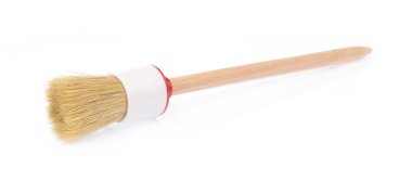 Tahta saplı boya fırçaları beyaz arkaplanda izole edilmiş.