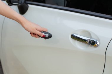 El ele tutuşun. Resmî olarak insan giyiminin bir araba açtığı yakın plan çekimi.