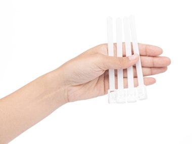 Beyaz arka planda izole edilmiş plastik kablo bağları.
