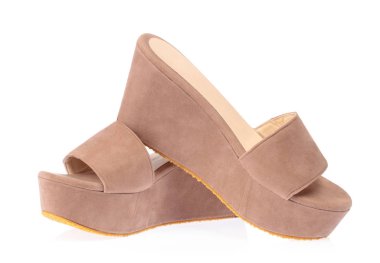 Yüksek topuklu kahverengi ayakkabılar, beyaz arka gruptaki izole kadınlar için.