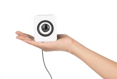 El ele tutuşan küçük hoparlörler beyaz arka planda izole edilmiş