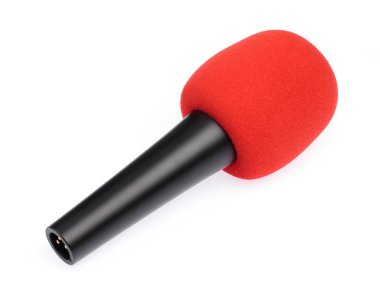 Baş mikrofonun üzerindeki aksesuar kırmızı süngeri beyaz sırtında izole edilmiş.