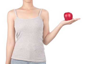 Gri kolsuz tişörtlü ve kot pantolonlu bir kadın...