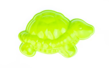Plaj oyuncağı plastik yengeç beyaz arka planda izole