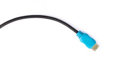 Beyaz arkaplanda HDMI kablosu izole edildi.