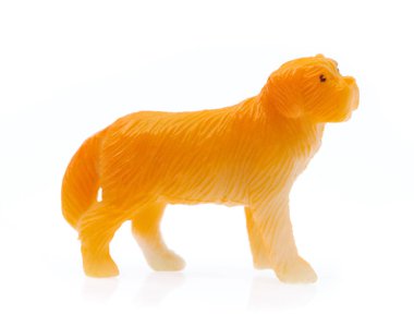 Beyaz arka planda plastik izole oyuncak köpek