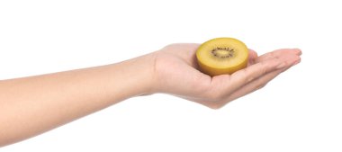 Beyaz arka planda izole edilmiş altın dilimli kivi.