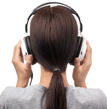 Kulaklıkla müzik dinleyen kadın beyaz arka planda izole edilmiş.