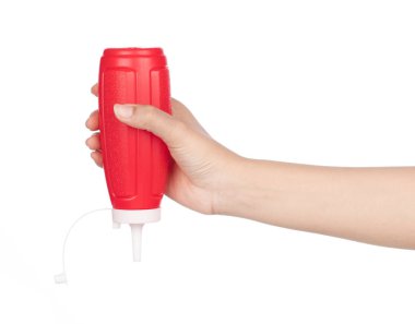 Beyaz arka planda izole edilmiş bir şişe domates sosu.