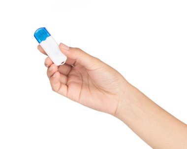 El ele tutuşurken beyaz Usb flaş belleği bir w üzerinde izole