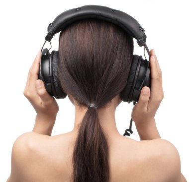 Genç Kadın Kulaklıkla Müzik Dinliyor Beyaz Sırtüstü İzole Edildi