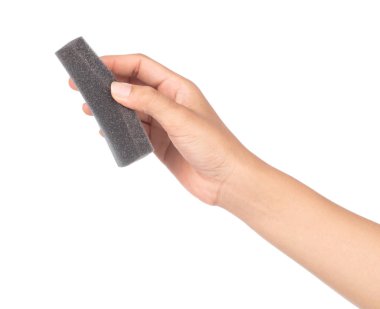 El ele tutuşan siyah sünger beyaz arkaplanda izole edildi 