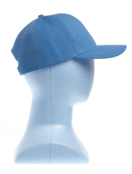 하얀 배경에 고립된 마네킹 머리에 있는 푸른 모자 — 스톡 사진