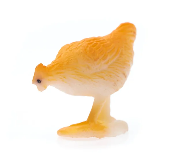 Mão segurando frango plástico brinquedo animal isolado no branco backgr — Fotografia de Stock