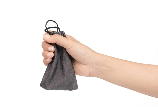 Mão segurando saco preto isolado no fundo branco — Fotografia de Stock