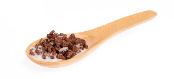 Cuchara de madera de chocolate Cereal con leche aislada sobre respaldo blanco — Foto de Stock