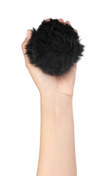 Ruka drží černé Fur koule izolované na bílém pozadí — Stock fotografie