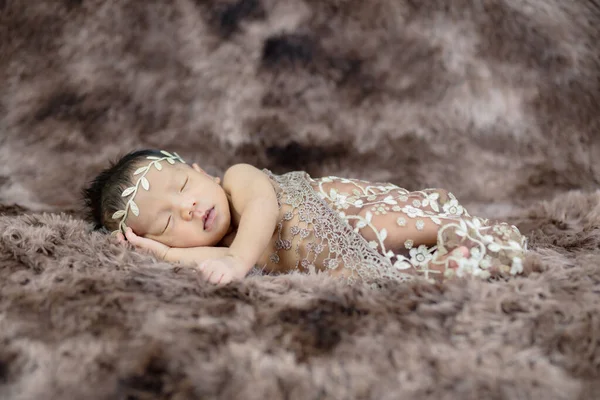 Närbild söt Nyfödd bär rosett pannband på brun ull mattor — Stockfoto