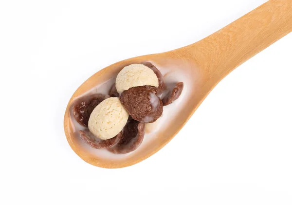 Cuchara de madera de chocolate Cereal con leche aislada sobre respaldo blanco — Foto de Stock