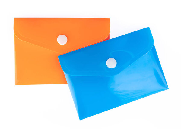 Папки Пластиковые прозрачные изолированы на белом фоне
.