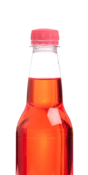 Frissítő italok fehér alapon izolált műanyag palackban — Stock Fotó