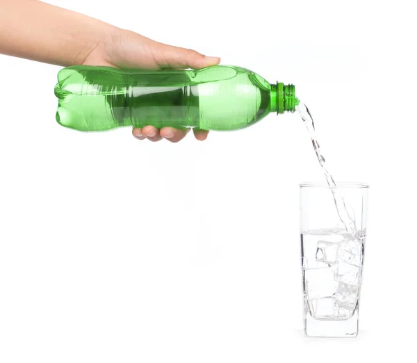 Verliezen van Hand gieten beluchte frisdrank in fles glas — Stockfoto