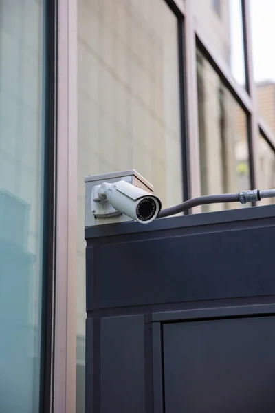 Kamera bezpieczeństwa na metalowej belce nowoczesnego biurowca — Zdjęcie stockowe