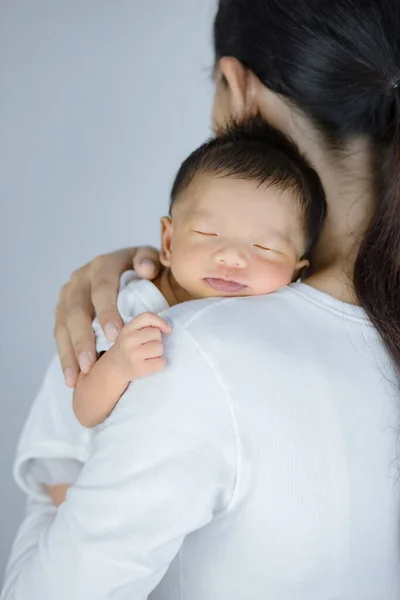 新生儿睡在他母亲的胸前 — 图库照片