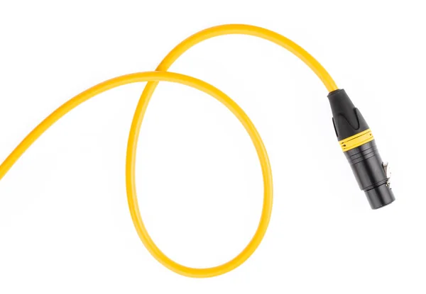 Amarelo do cabo do microfone XLR isolado no fundo branco — Fotografia de Stock