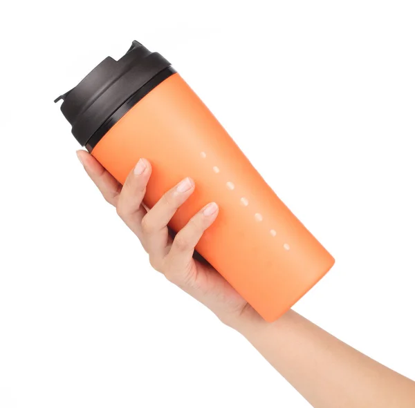 Рука тримає пластикову пляшку спортивної води ізольовано на білому фоні — стокове фото
