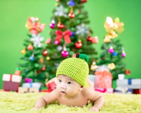 Szczęśliwego Nowego Roku Choinka z małym dzieckiem w kostiumie — Zdjęcie stockowe