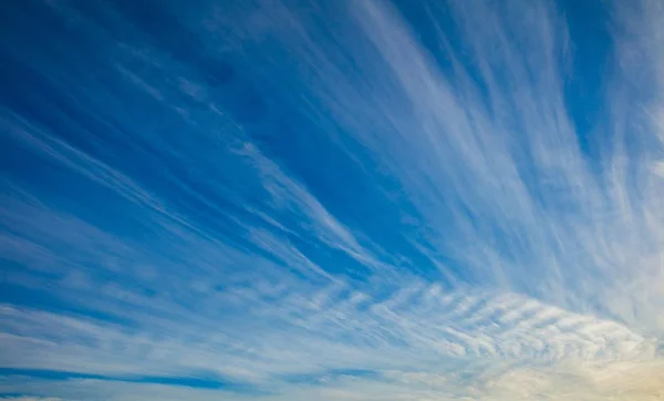 구름 과 하늘을 가로지르는 하늘 파란색 과 주황색의 태양 빛 — 스톡 사진