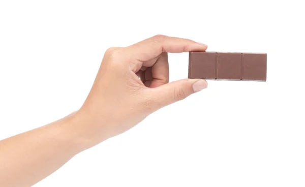 Χέρι κρατώντας σοκολάτα μπαρ απομονώνονται σε λευκό φόντο — Φωτογραφία Αρχείου