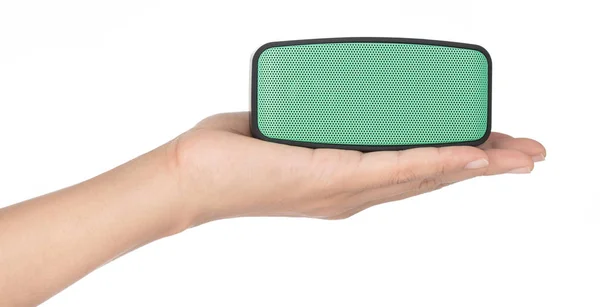Hand holding Głośnik Bluetooth zielony kolor Izolacja na białym b — Zdjęcie stockowe