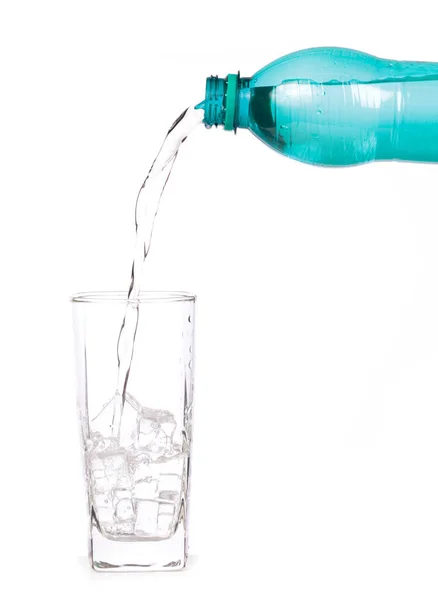 Χύνοντας αεριούχο αναψυκτικό σε γυάλινο μπουκάλι — Φωτογραφία Αρχείου