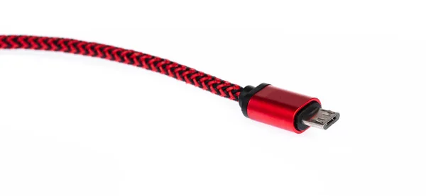 Beyaz arkaplanda kırmızı USB kablosu izole edildi — Stok fotoğraf