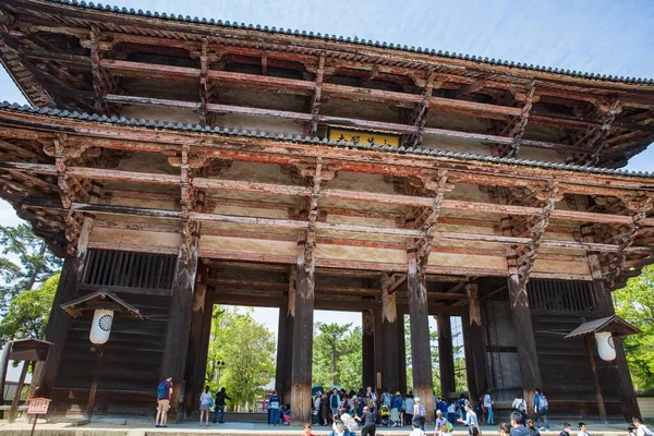 OSAKA- 12 de mayo de 2018: Gran Buda o Daibutsu, Todai templo de ji o — Foto de Stock