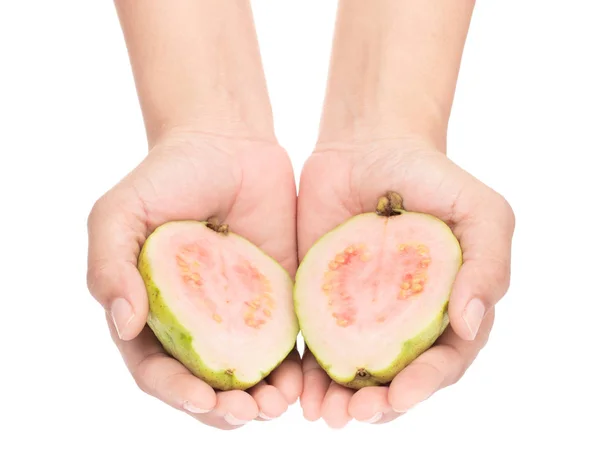 Mano tenendo Guava fetta di frutta isolata su sfondo bianco — Foto Stock