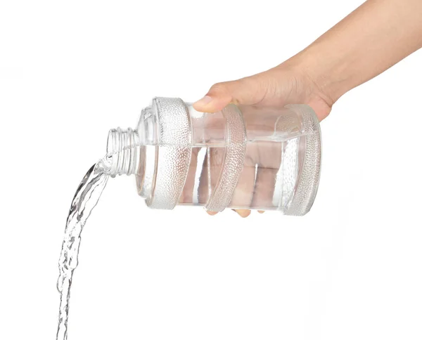Gießen von Wasser aus Flasche isoliert auf weißem Hintergrund — Stockfoto